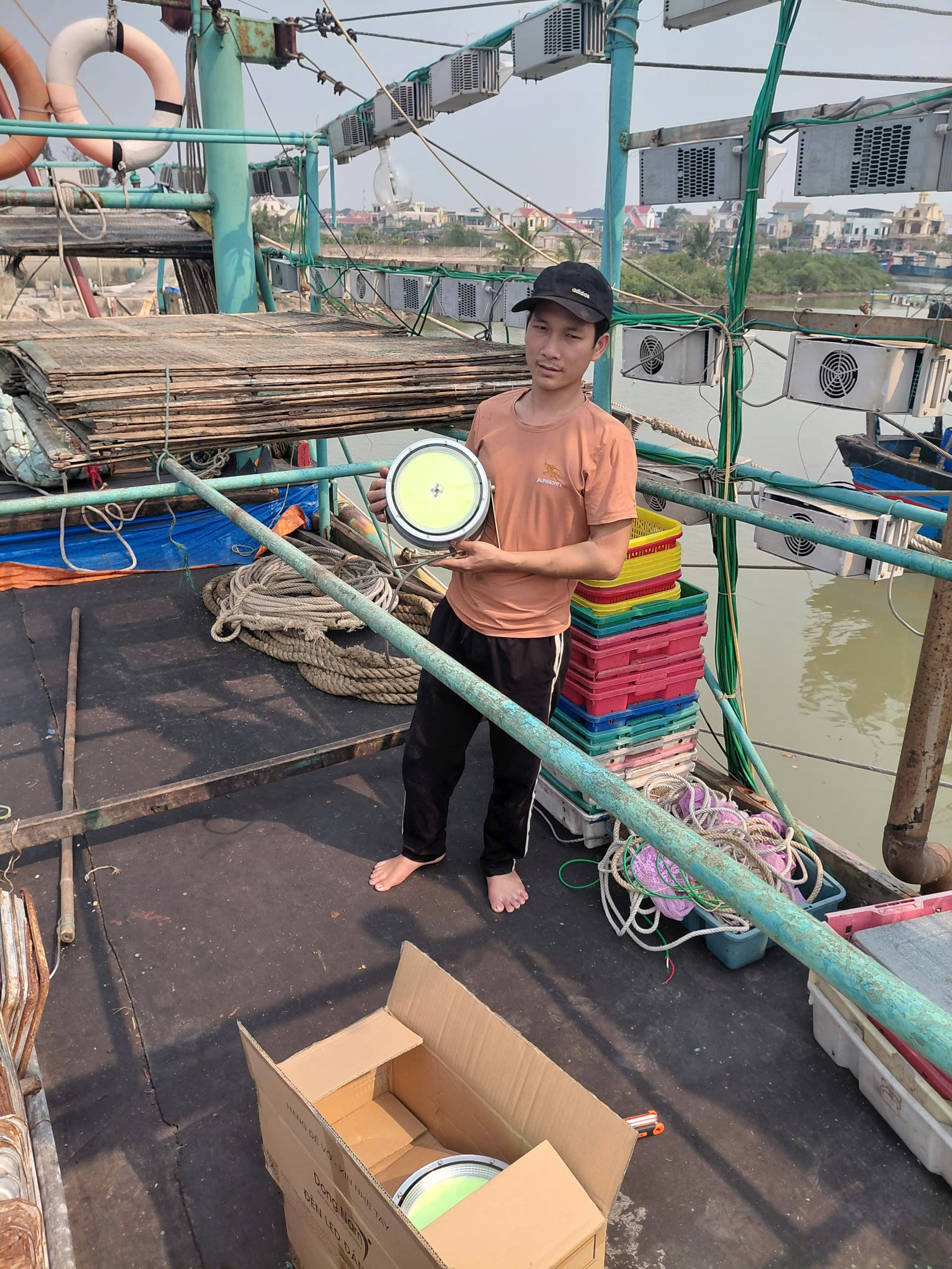 Cấu tạo chi tiết đèn LED đánh cá Đông Nam
