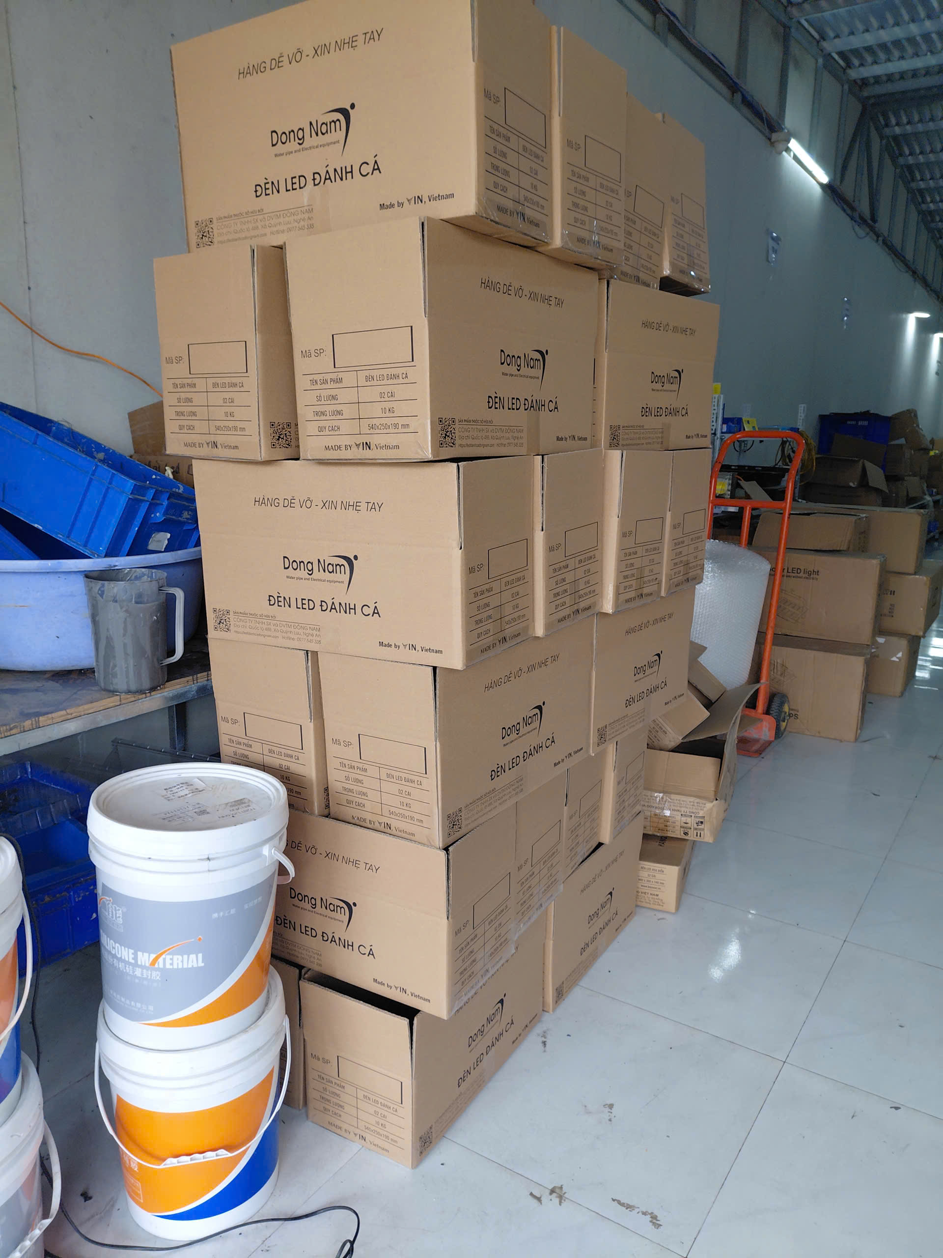 Đèn LED đánh cá được lắp ráp tại xưởng Đông Nam
