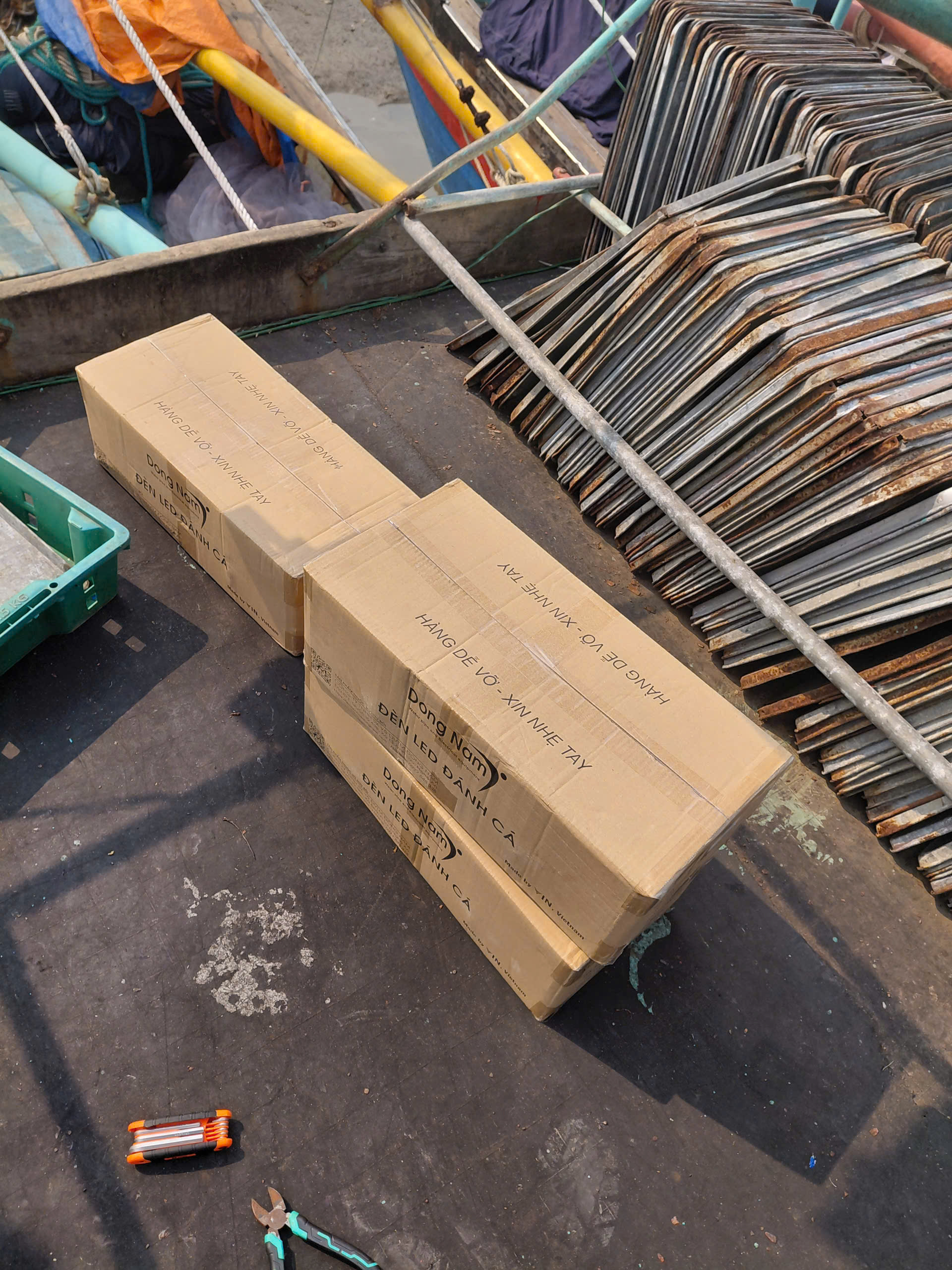 Ngư dân kiểm tra đèn LED Đông Nam trên tàu cá